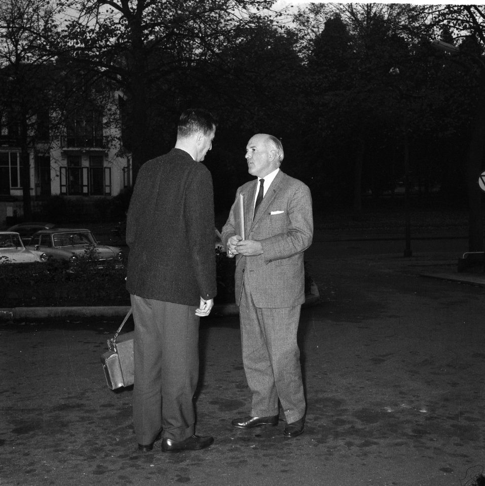In AVRO-studio te Hilversum, een Algemene Bestuursvergadering gehouden, heer Nac, Bestanddeelnr 914-4810