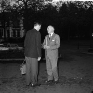 In AVRO-studio te Hilversum, een Algemene Bestuursvergadering gehouden, heer Nac, Bestanddeelnr 914-4810