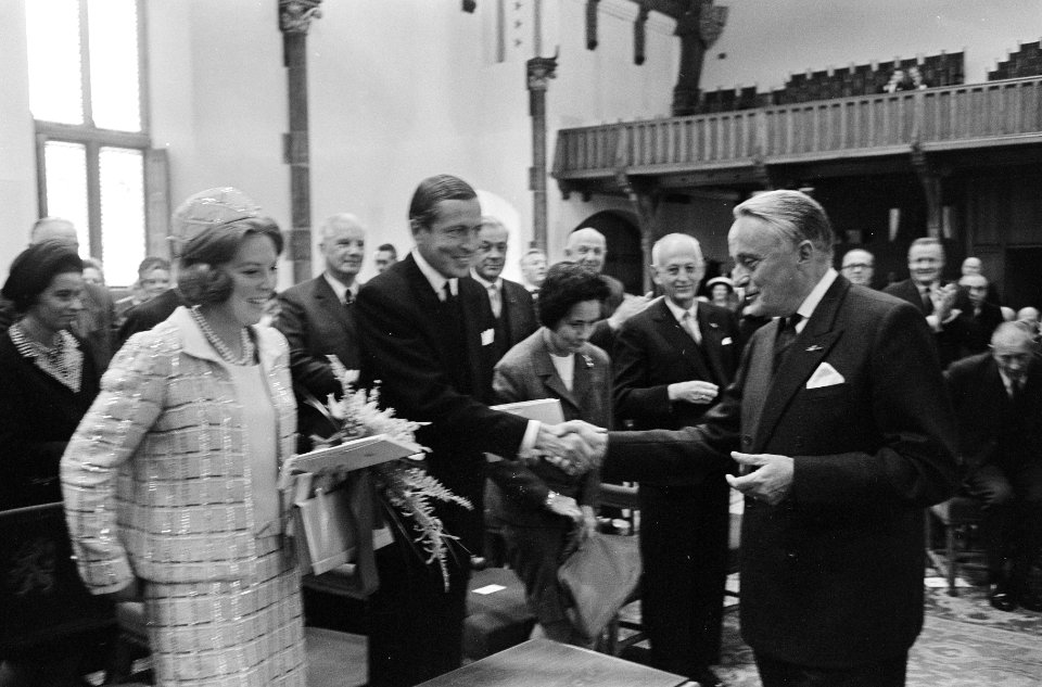 In de Ridderzaal ontvangen prinses Beatrix en prins Claus, uit handen van de com, Bestanddeelnr 919-5932