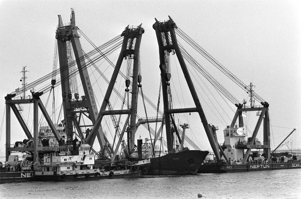 In Rotterdam is de gelichtte kustvaarder Olaf afgemeerd, Bestanddeelnr 933-7283