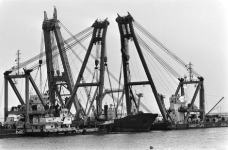 In Rotterdam is de gelichtte kustvaarder Olaf afgemeerd, Bestanddeelnr 933-7283