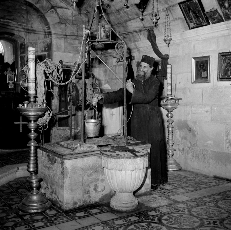 In de omgeving van Nablus. Priester hijst emmer met water uit de Jacobsbron, Bestanddeelnr 255-5578