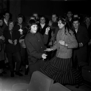 In Amsterdam worden in een drietal bioscopen in de middagpauze vanaf vrijdag pla, Bestanddeelnr 908-1828