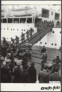 In Rotterdam zijn vandaag Canadese troepen per schip aangekomen op doorreis naar, Bestanddeelnr 049-0313