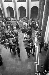 In de hal van het Maagdenhuis treft men voorbereidingen voor de nacht Maagdenhui, Bestanddeelnr 922-4218