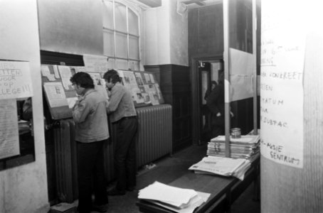 In de hal van het Maagdenhuis treft men voorbereidingen voor de nacht aula, Bestanddeelnr 922-4219
