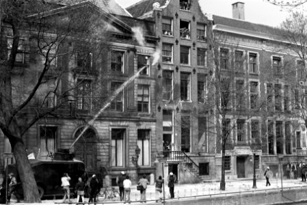 In Amsterdam zijn ongeveer dertig panden gekraakt o.a. pand bezet op Herengrach, Bestanddeelnr 923-5000