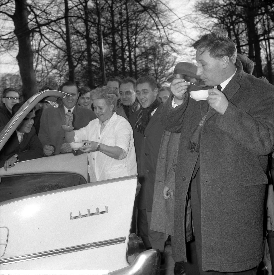 In afwachting van de leden van het Koninklijk gezin, druk bij verkoop bekertje s, Bestanddeelnr 916-0170