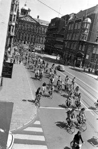 In de Raadhuisstraat, linksboven de achterzijde van het Paleis op de Dam, Bestanddeelnr 927-9763