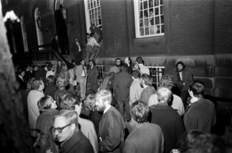 In de hal van het Maagdenhuis treft men voorbereidingen voor de nacht raam Maagd, Bestanddeelnr 922-4216