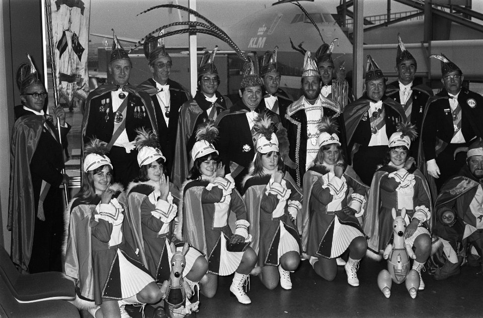 In Australië wonende Nederlanders op Schiphol voor carnaval in Nederland, Bestanddeelnr 929-5110