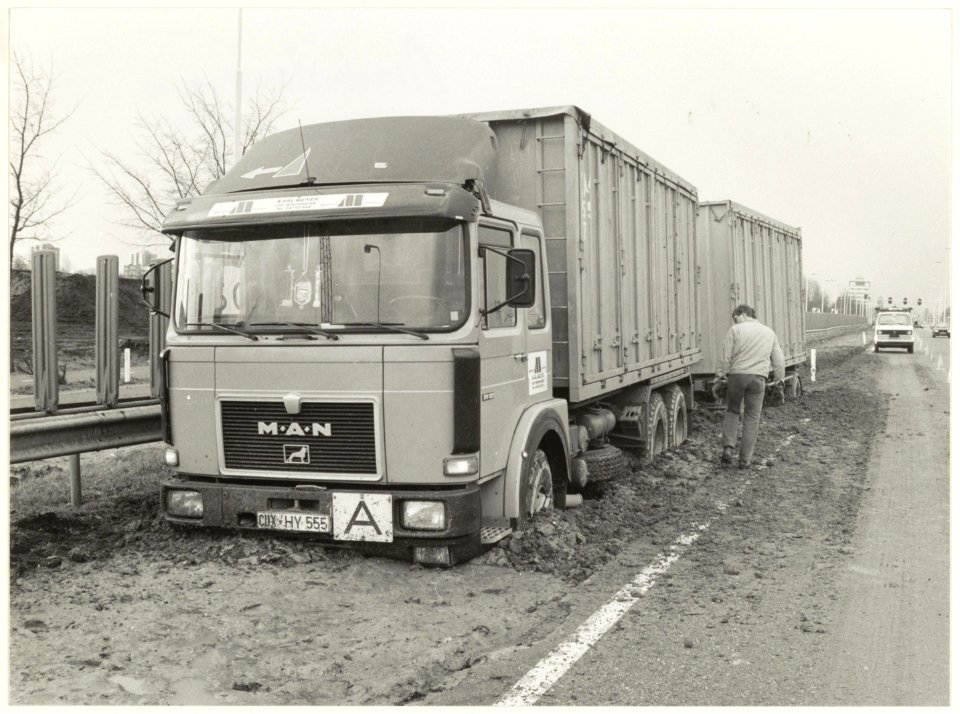 In de modder vastgelopen vrachtwagen met aanhanger aan de Amsterdamse vaart ter hoogte van het huidige station Spaarnwoude. NL-HlmNHA 54023313