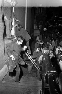 In de hal van het Maagdenhuis treft men voorbereidingen voor de nacht Maagdenhui, Bestanddeelnr 922-4227