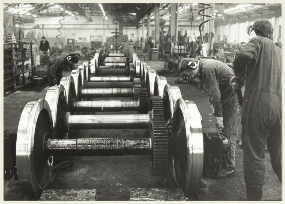In de montagehal van de Hoofdwerkplaats van N.S. waar wielen gereviseerd worden. NL-HlmNHA 54010415