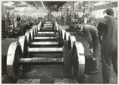 In de montagehal van de Hoofdwerkplaats van N.S. waar wielen gereviseerd worden. NL-HlmNHA 54010415