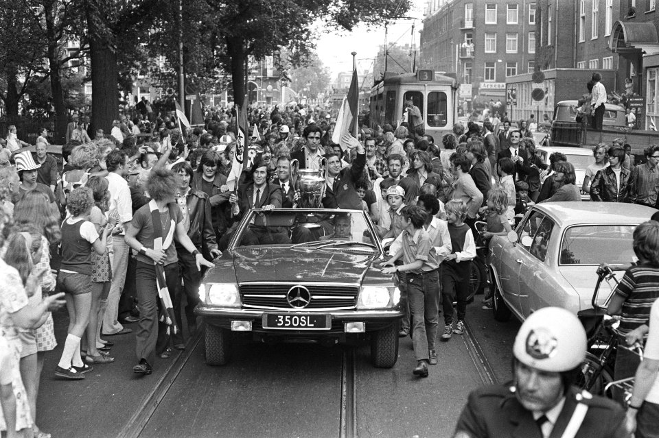 In de auto zittend v.l.n.r. Swart, Michels en Vasovic, Bestanddeelnr 924-6152