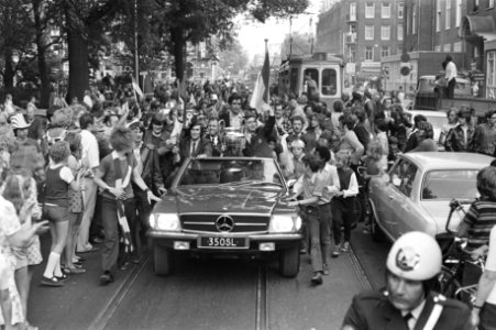 In de auto zittend v.l.n.r. Swart, Michels en Vasovic, Bestanddeelnr 924-6152