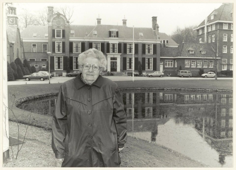 In de omgeving van het klooster Alverna is zuster Augustina na een kloosterleven van 65 jaar (in 1984) nog steeds druk in de weer