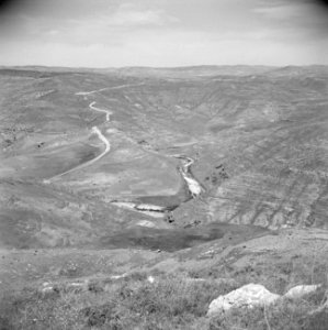 In de omgeving van Jericho. Uitzicht over het dal van de Jabbok rivier, Bestanddeelnr 255-5673