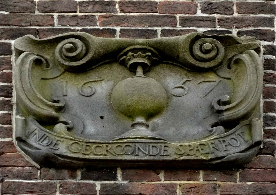 In de gecroonde spaerpot Lage Gouwe 208 Gouda