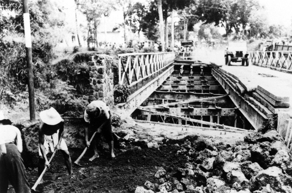 In de opmarsweg naar Kepandjen (nabij Malang) naar Wlingi waren door de republik, Bestanddeelnr 934-6954