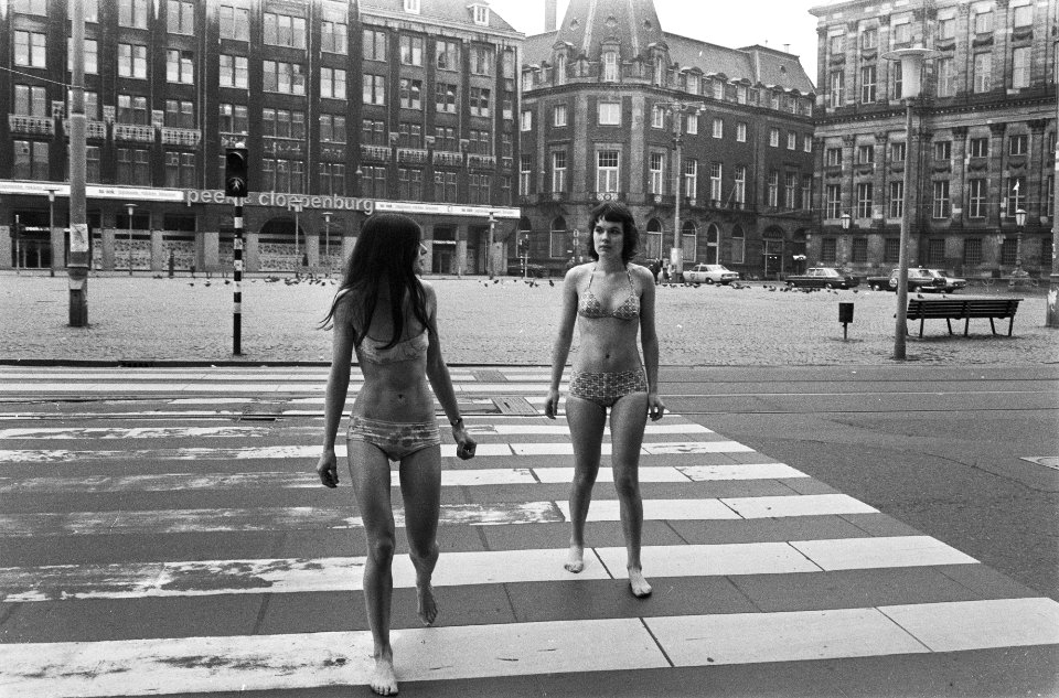 In bikini over het zebrapad, Bestanddeelnr 924-3770