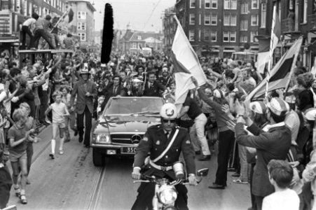 In de auto zittend v.l.n.r. Swart, Michels en Vasovic, Bestanddeelnr 924-6154