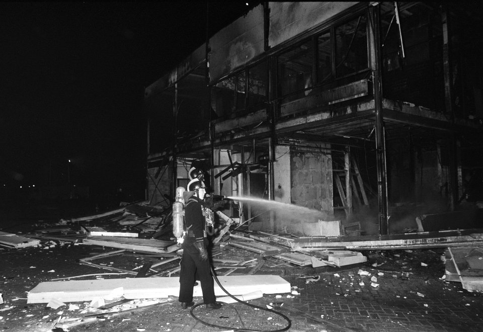 In Amsterdamse Westelijk Havengebied brandde vannacht een loods van elektro-tech, Bestanddeelnr 931-3631