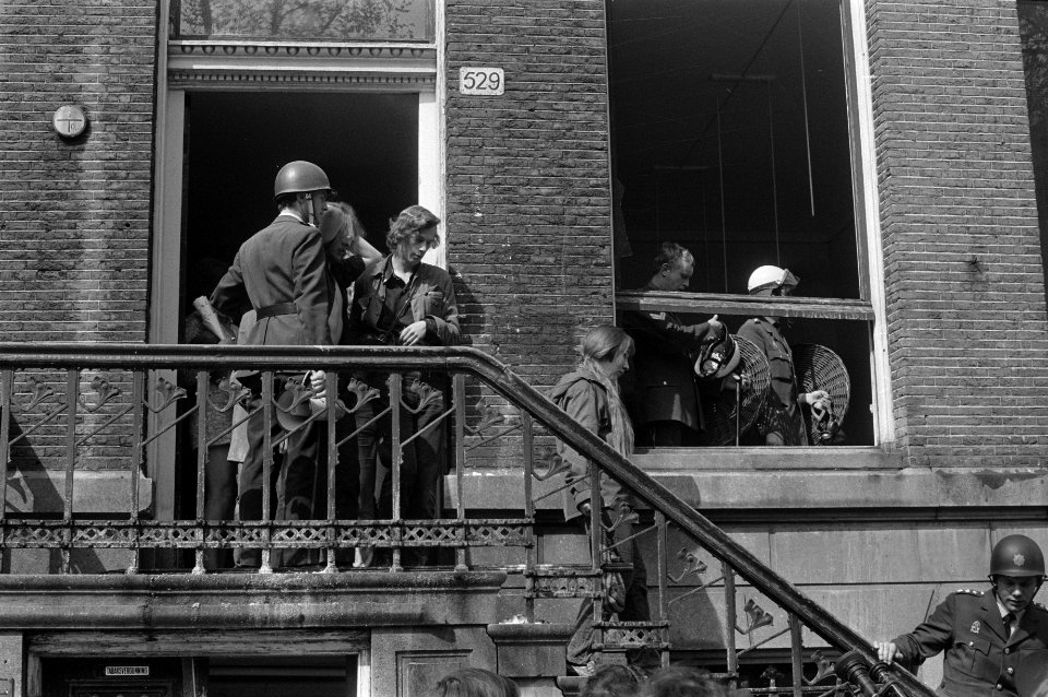 In Amsterdam zijn ongeveer dertig panden gekraakt o.a. pand bezet op Herengrach, Bestanddeelnr 923-4995