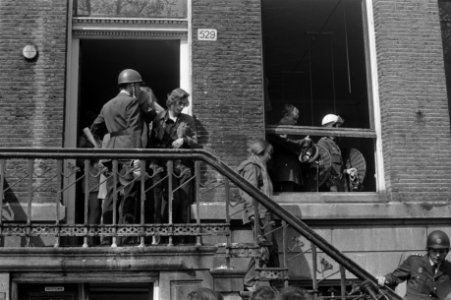 In Amsterdam zijn ongeveer dertig panden gekraakt o.a. pand bezet op Herengrach, Bestanddeelnr 923-4995