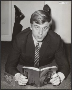 In de Bezige Bij te Amsterdam werd het Gouden Boek uitgereikt aan de schrijver, Bestanddeelnr 093-0190