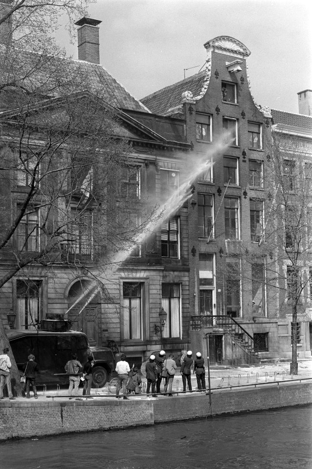 In Amsterdam zijn ongeveer dertig panden gekraakt o.a. pand bezet op Herengrach, Bestanddeelnr 923-4989