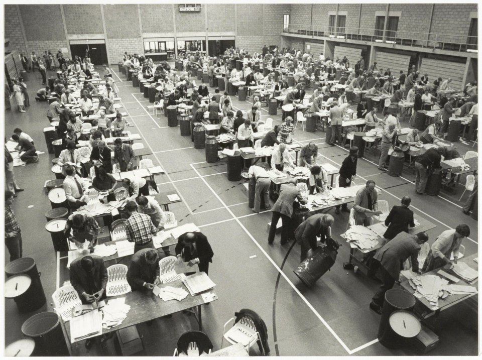 In de Beijneshal werden op 11 juni 1979 de stemmen geteld die uitgebracht waren bij de Europese Verkiezingen overzicht van de tellers aan het werk. NL-HlmNHA 54010974
