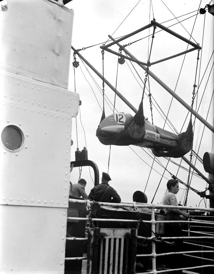 In- of uitladen van een racewagen van een schip, Bestanddeelnr 934-5237