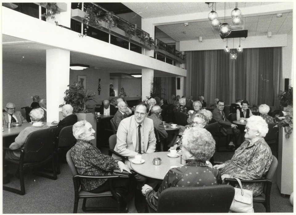 In de recreatiezaal van bejaardenhuis Huis in de Duinen, NL-HlmNHA 54005807