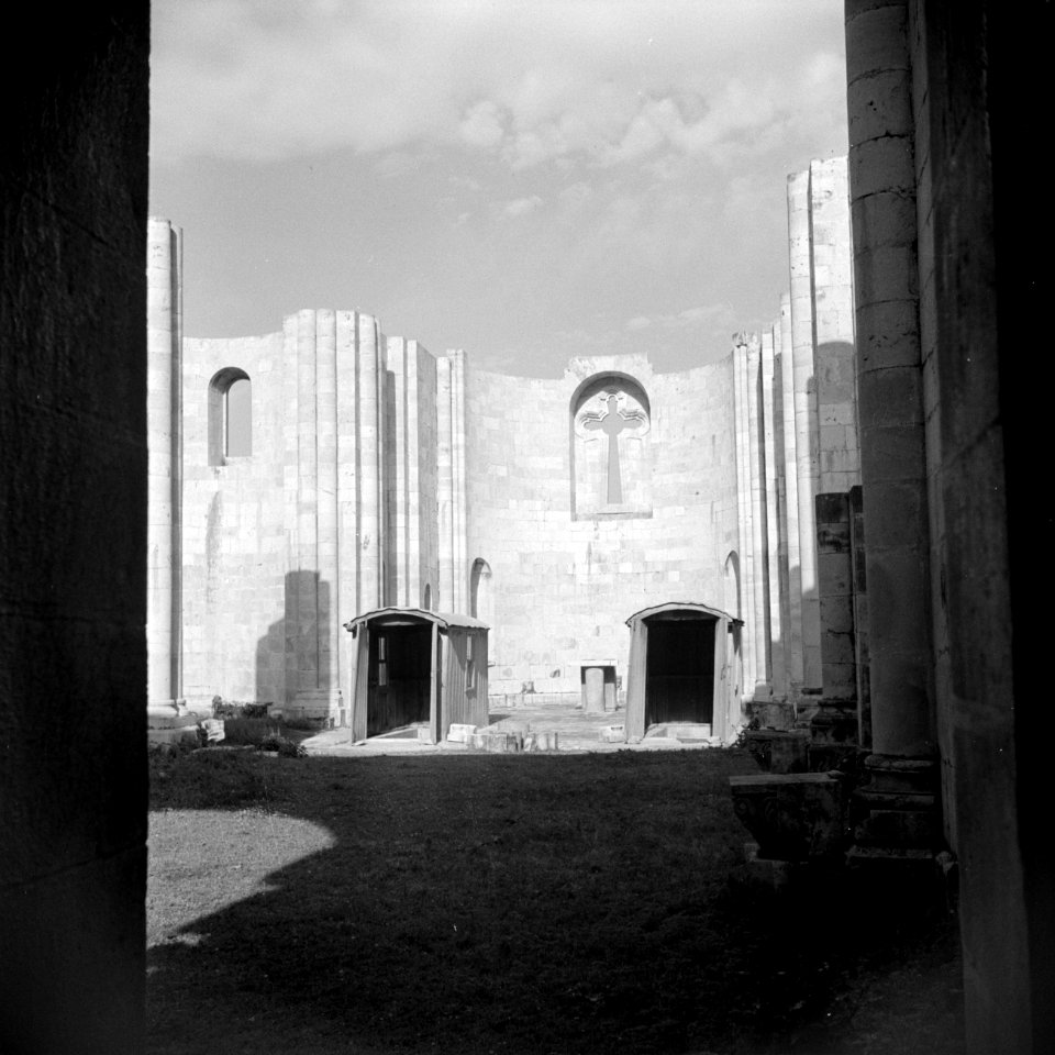 In de omgeving van Nablus. Kerk in aanbouw om de Jacobsbron, Bestanddeelnr 255-5576