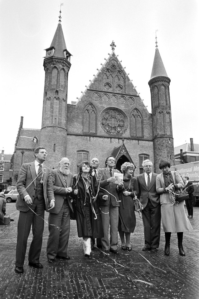 In Nieuwspoort presenteerden een aantal Tweede Kamerleden de carnavalsplaat He,, Bestanddeelnr 931-2433