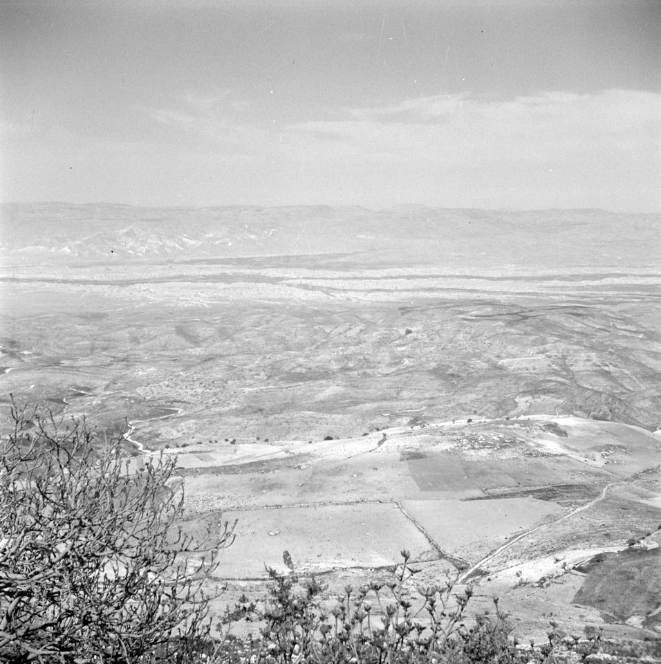 In de omgeving van Jericho. Uitzicht vanaf de berg Nebi Yoesha richting Nablus, Bestanddeelnr 255-5660