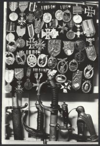 In ons land is de vraag naar Nazi-souvenirs groot. Op drie plaatsen in Amsterdam, Bestanddeelnr 363001 069