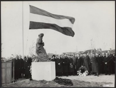 In Oude Tonge werd donderdag een grote herdenking gehouden voor de slachtoffers , Bestanddeelnr 047-0673