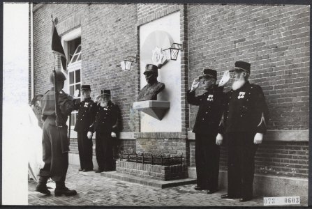 In de Oude Havenkazerne in Schoonhoven werd het borstbeeld van generaal Van Heut, Bestanddeelnr 073-0603