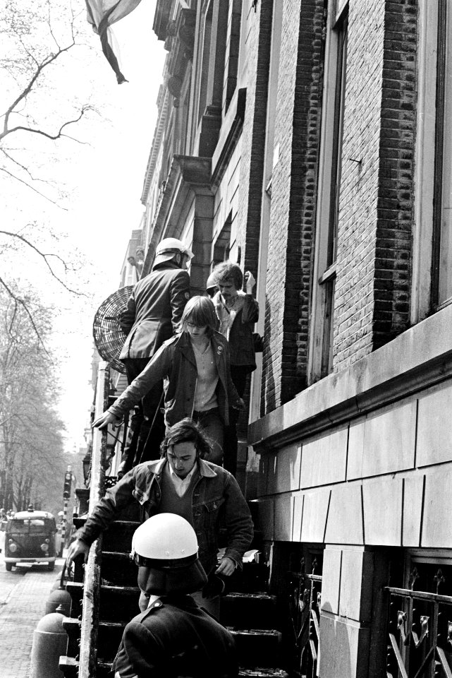 In Amsterdam zijn ongeveer dertig panden gekraakt o.a. pand bezet op Herengrach, Bestanddeelnr 923-5002