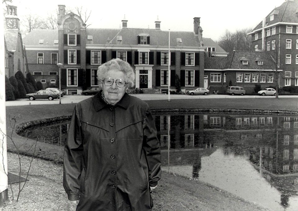 In de omgeving van het klooster van Alverna is zuster Augustina (Mathilde Maria Pannebakker) na een kloosterleven van nu al 65 jaar nog steeds druk in de weer. Aangekocht in 1984 van United , NL-HlmNHA 54014464