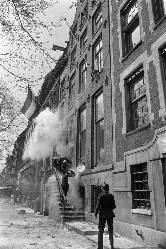 In Amsterdam zijn ongeveer dertig panden gekraakt o.a. pand bezet op Herengrach, Bestanddeelnr 923-4988