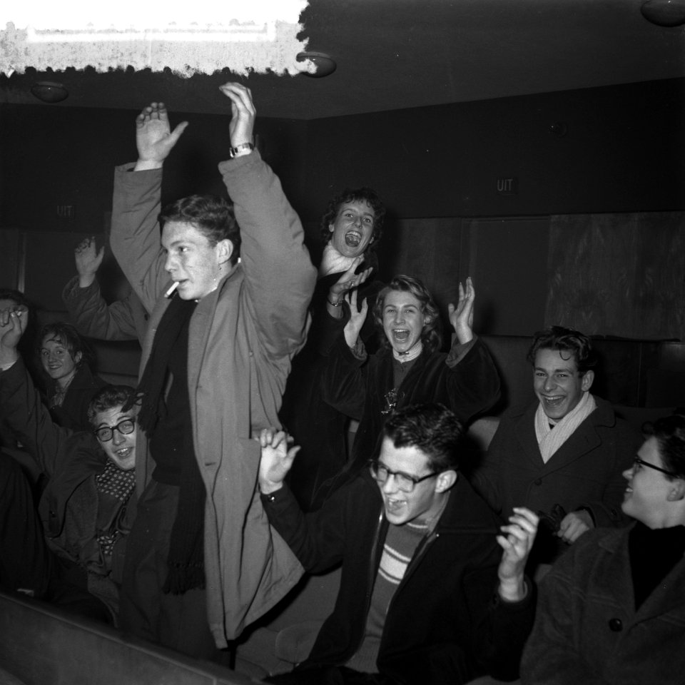 In Amsterdam worden in een drietal bioscopen in de middagpauze vanaf vrijdag pla, Bestanddeelnr 908-1829