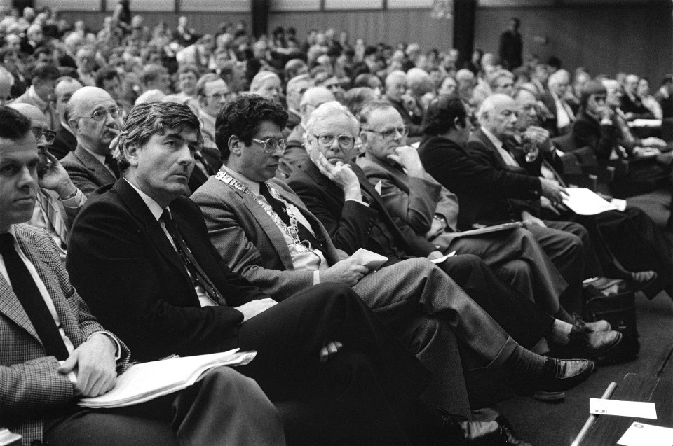 In Amsterdam begon vandaag het congres van de FNV premier Lubbers (l) en burgem, Bestanddeelnr 933-1017