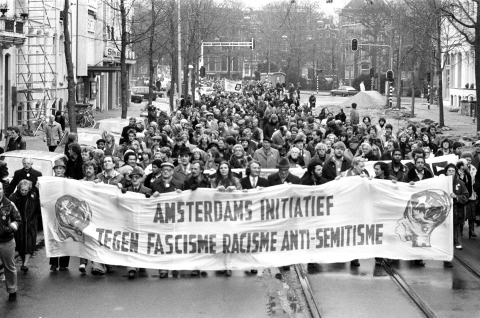 In Amsterdam is vandaag gedemonstreerd tegen het herleven fascisme, racisme en a, Bestanddeelnr 931-2056