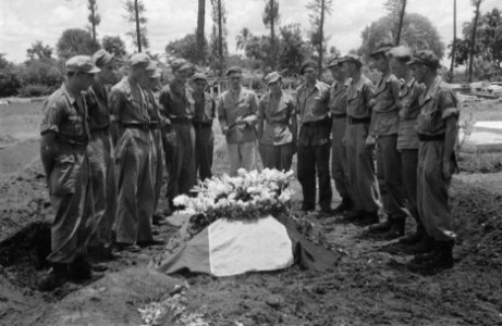 Indramajoe Op 30 September werd ten Noorden van Djatibarang een Rode Kruiswagen, Bestanddeelnr 371-1-4