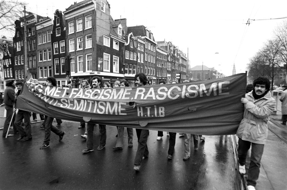 In Amsterdam is vandaag gedemonstreerd tegen het herleven fascisme, racisme en a, Bestanddeelnr 931-2055