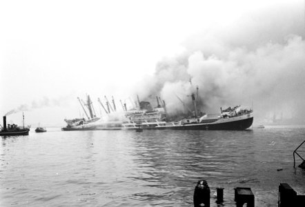 Indonesische vrachtschip Tjokroaminoto in brand in Amsterdamse haven, overzich, Bestanddeelnr 917-0715